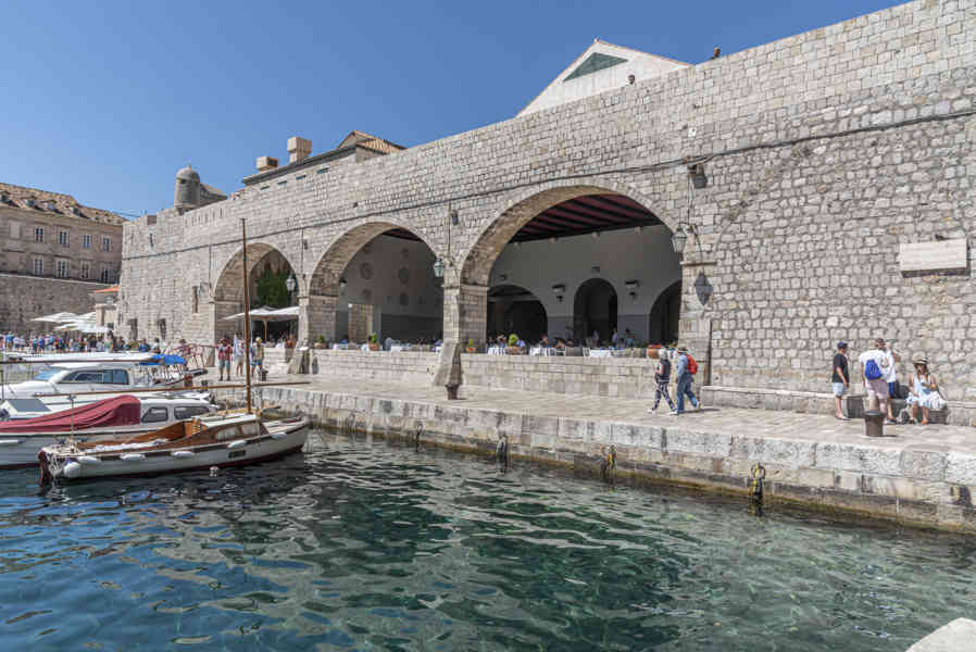 Croacia - Dubrovnik 063 - puerto antiguo - antiguo astillero y arsenal.jpg